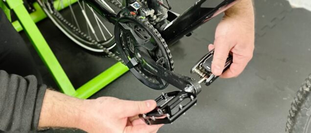 Mit dem Fahrrad-Multitool von Rockbros wird eine Pedale an einem Fahrrad festgezogen.
