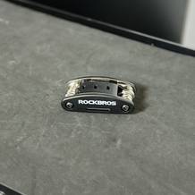 Das Fahrrad-Multitool von Rockbros liegt auf einem Rollwagen.