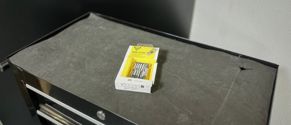 Das Fahrrad-Multitool von Topeak liegt eingepackt auf einem Rollwagen.