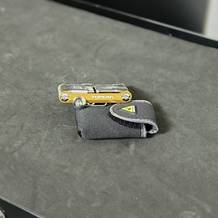 Das Fahrrad-Multitool von Topeak liegt ausgepackt auf einem Rollwagen.