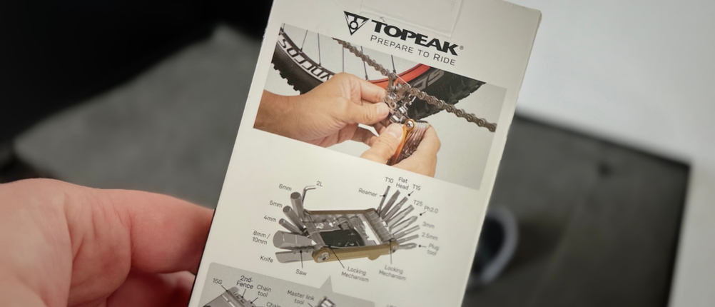 Die Rückseite der Verpackung des Multitools von Topeak.