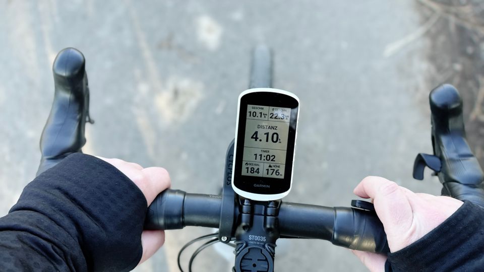 Ein Garmin-Fahrrad-Navi ist am einem Rennrad-Lenker befestigt.