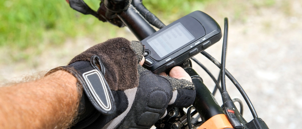 Nahansicht der Bedienung eines Fahrrad-Navis.