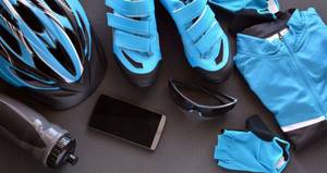Grundausstattung: Helm, Schuhe, Trinkflasche, Smartphone, Trikot und Handschuhe.