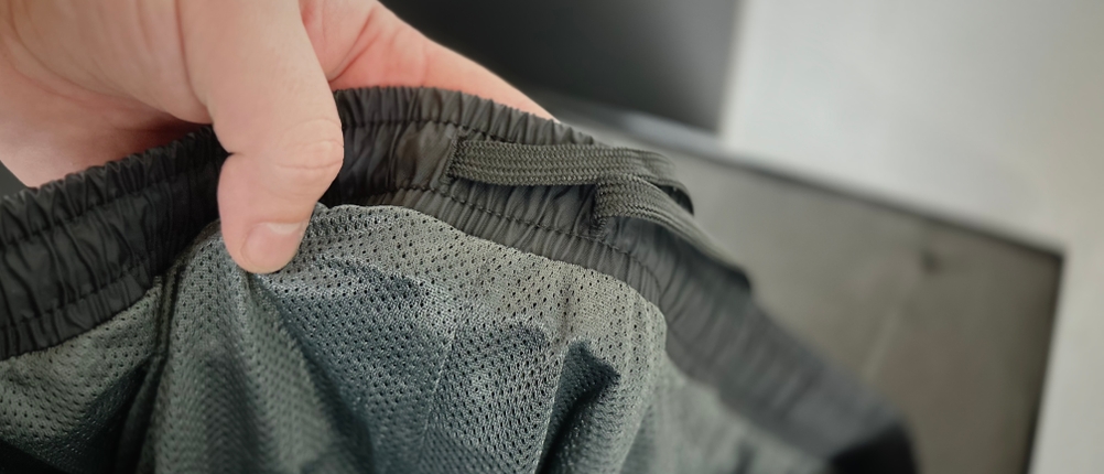 Der Hosenbund mit Gummizug der Fahrrad-Regenhose von 33,000ft im Detail.