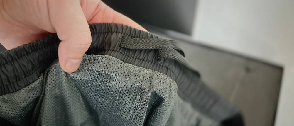 Der Hosenbund mit Gummizug der Fahrrad-Regenhose von 33,000ft im Detail.