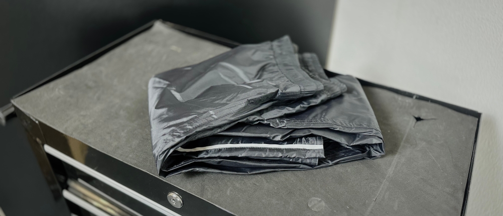 Die Fahrrad-Regenhose von 33,000ft liegt zusammengefaltet auf einem Rollwagen.