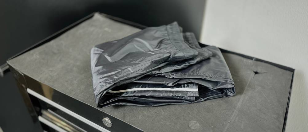 Die Fahrrad-Regenhose von 33,000ft liegt zusammengefaltet auf einem Rollwagen.