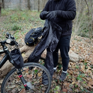 Die Fahrrad-Regenhose von Asfixiado wird im Wald über einer anderen Hose anprobiert.