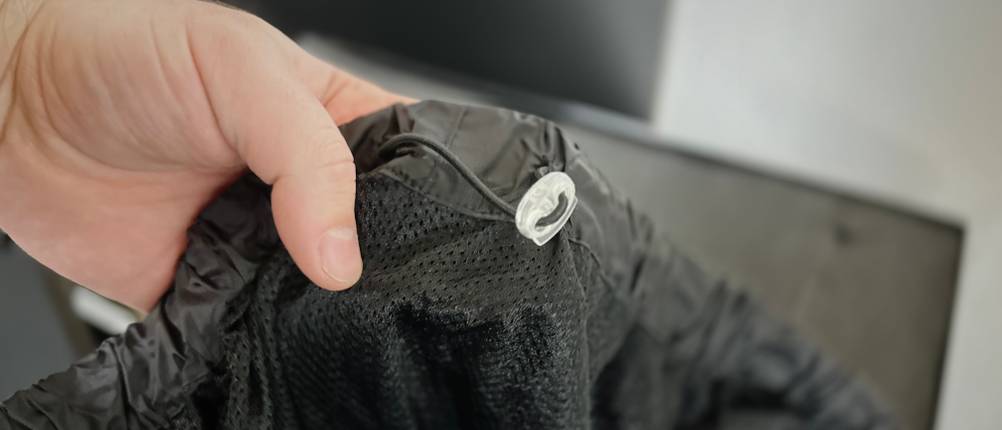 Der Hosenbund mit Gummizug der Fahrrad-Regenhose von Asfixiado im Detail.