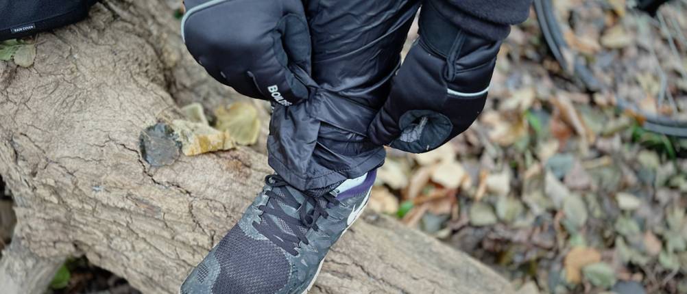 Die Knöchelpartie der Fahrrad-Regenhose von Asfixiado kann mit einem Klettverschluss enger gestellt werden.