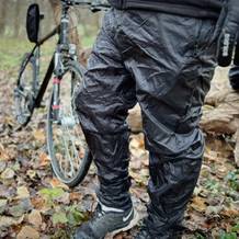 Die Fahrrad-Regenhose von Asfixiado wird mithilfe von Wasser auf ihre Wasserfestigkeit getestet.
