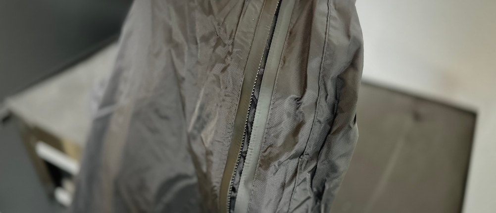 Die Hosentasche der Fahrrad-Regenhose von Asfixiado im Detail.