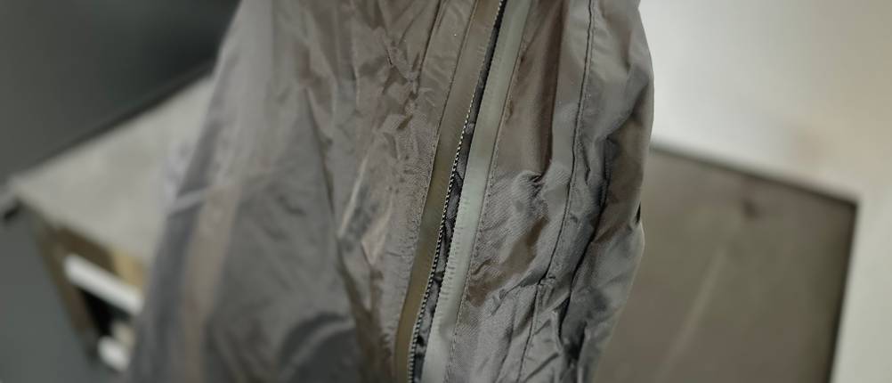 Die Hosentasche der Fahrrad-Regenhose von Asfixiado im Detail.