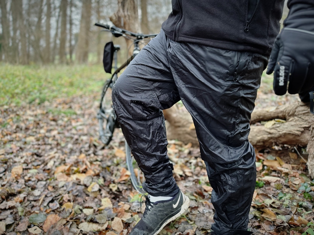 Die Fahrrad-Regenhose von Asfixiado wird mithilfe von Wasser auf ihre Wasserfestigkeit getestet.