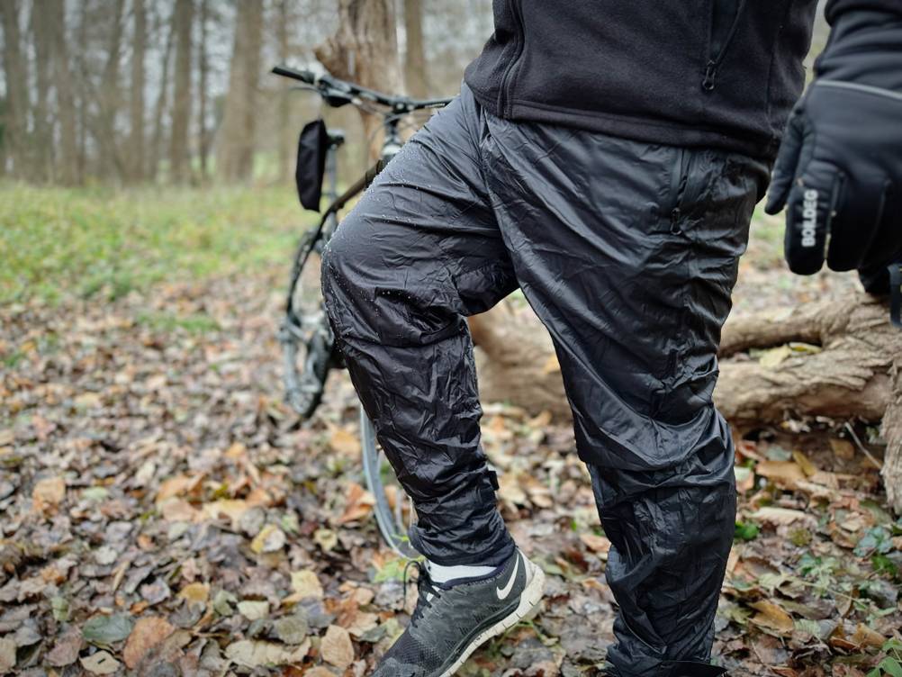 Die Fahrrad-Regenhose von Asfixiado wird mithilfe von Wasser auf ihre Wasserfestigkeit getestet.