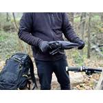 Eine Fahrrad-Regenhose wird aus ihrem Beutel gezogen.