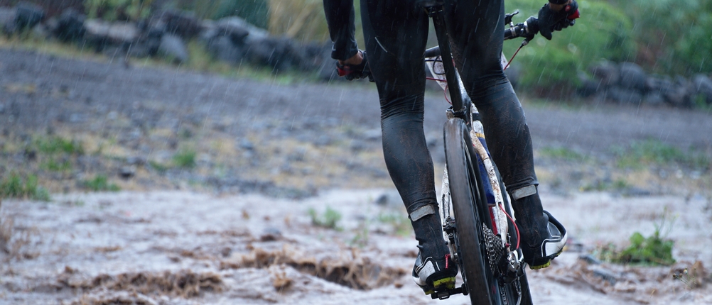 Person fährt mit einem Mountainbike im Außengelände.