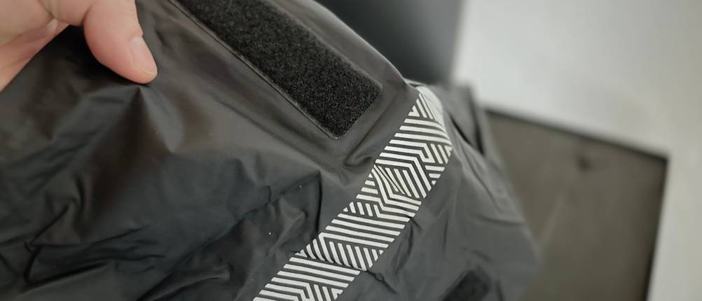 Die Fahrrad-Regenhose von Vaude ist mit Klettverschlüssen an verschiedenen Stellen ausgestattet.