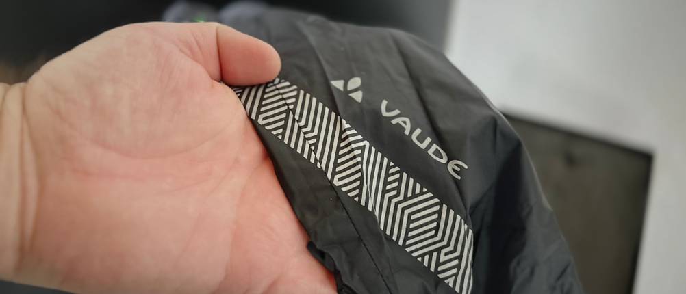 Die Reflektoren und das Logo der Fahrrad-Regenhose von Vaude im Detail.
