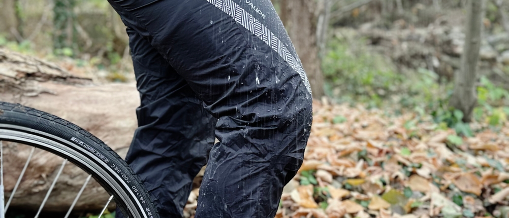 Die Fahrrad-Regenhose von Vaude wird mithilfe von Wasser auf ihre Wasserfestigkeit getestet.