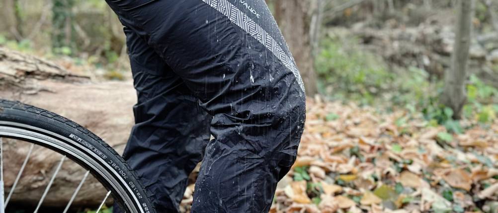 Die Fahrrad-Regenhose von Vaude wird mithilfe von Wasser auf ihre Wasserfestigkeit getestet.