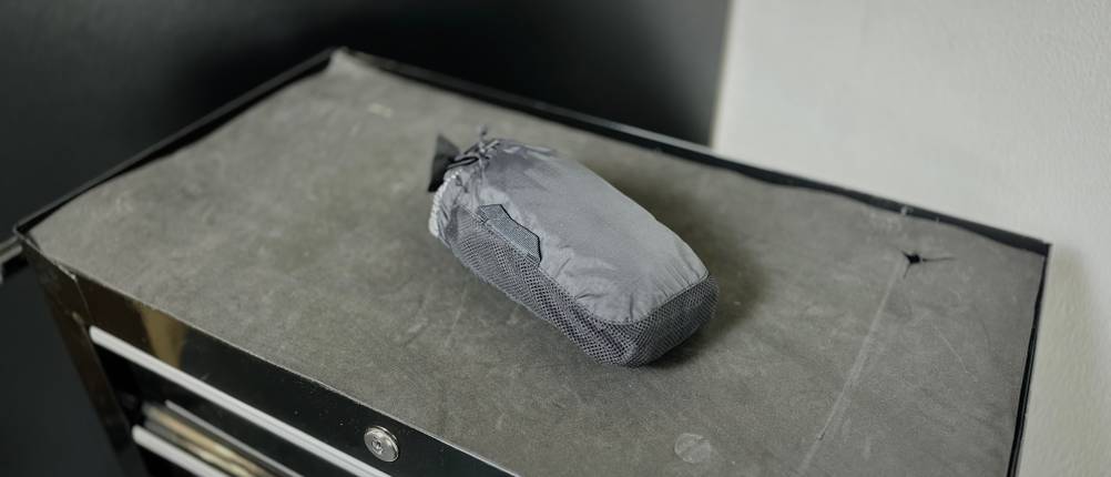 Die Fahrrad-Regenhose von Vaude liegt in ihrem Beutel auf einem Rollwagen.