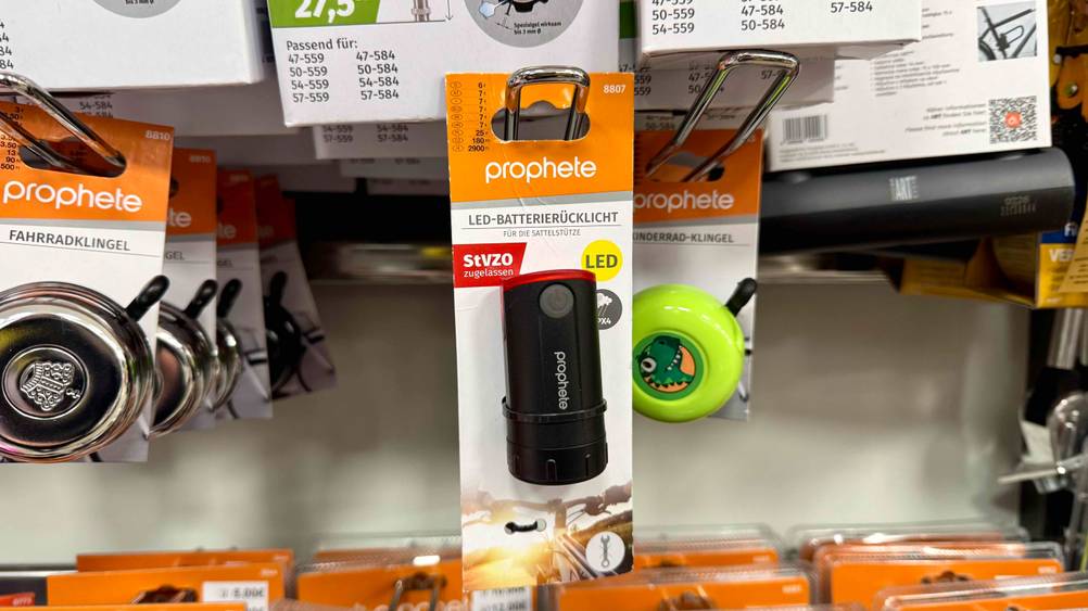 In einem Verkaufsregal häng ein getestetes Fahrrad-Rücklicht Batterie in der Originalverapckung.