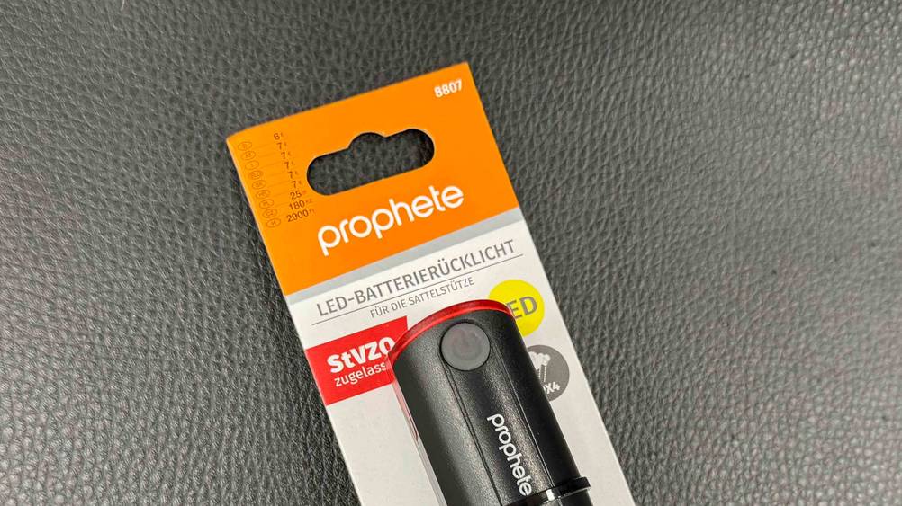 Fahrrad-Rücklicht Batterie getestet: Nahaufnahme des Logos und der Artikelbezeichnug auf dem Label der Verpackung.