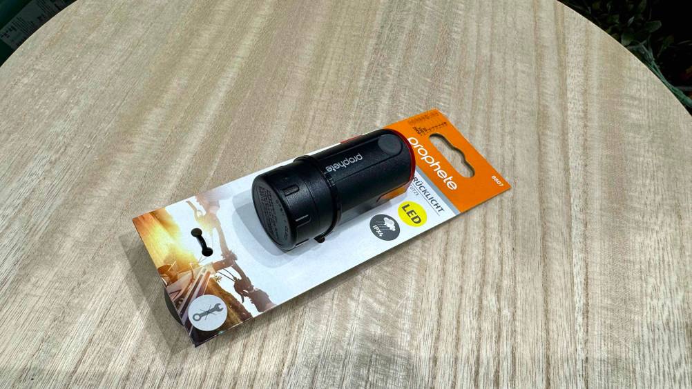 Ein getestetes Fahrrad-Rücklicht Batterie auf einem Holztisch.