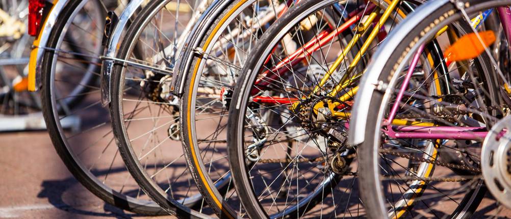 Fahrrad-Schutzblech-Test: mehrere Fahrräder stehen in einer Reihe nebeneinander, vier von fünf haben Schutzbleche