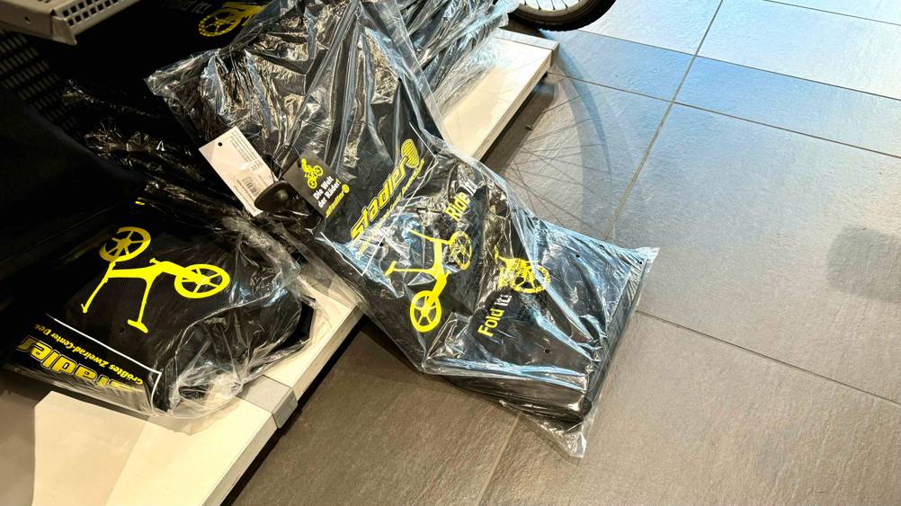 Seitenansicht einer getesteten Fahrrad-Transporttasche in einer transparenten Originalverpackung.