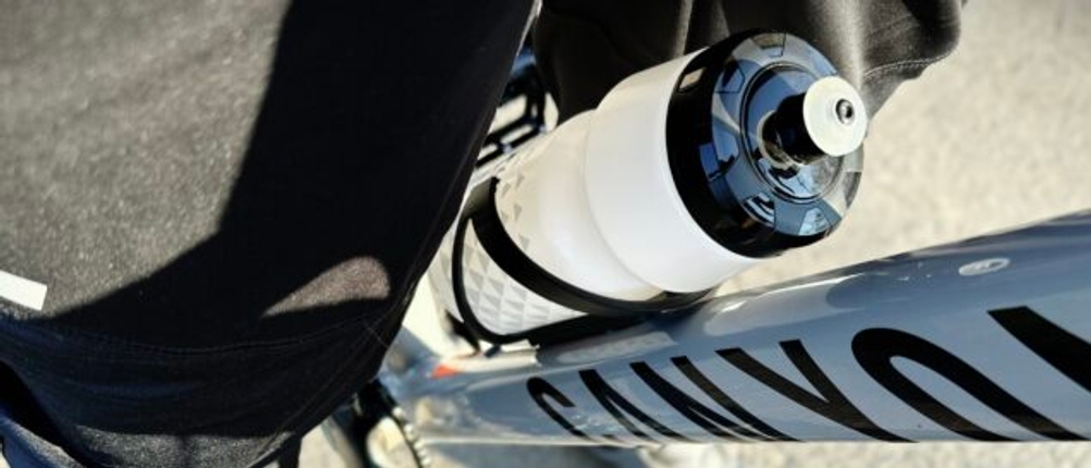 Eine weiße Fahrradtrinkflasche ist auf einem Gravelbike von Canyon befestigt.