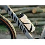 Die GEMFUL GF001 Trinkflasche sitzt in einem schwarzen Flaschenhalter an einem Canyon Gravelbike. Der matte Rahmen und das Design der Flasche harmonieren optisch.