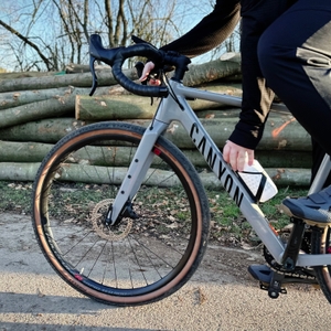 Eine Person hält die GEMFUL GF001 Trinkflasche in der Hand. Das ergonomische Design sorgt für einen sicheren Griff.