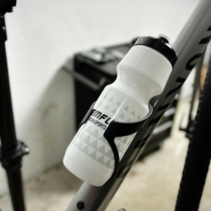 Die GEMFUL GF001 Trinkflasche ist in einem schwarzen Fahrradflaschenhalter befestigt. Das Design ist schlicht und passt sich dem Rahmen an.