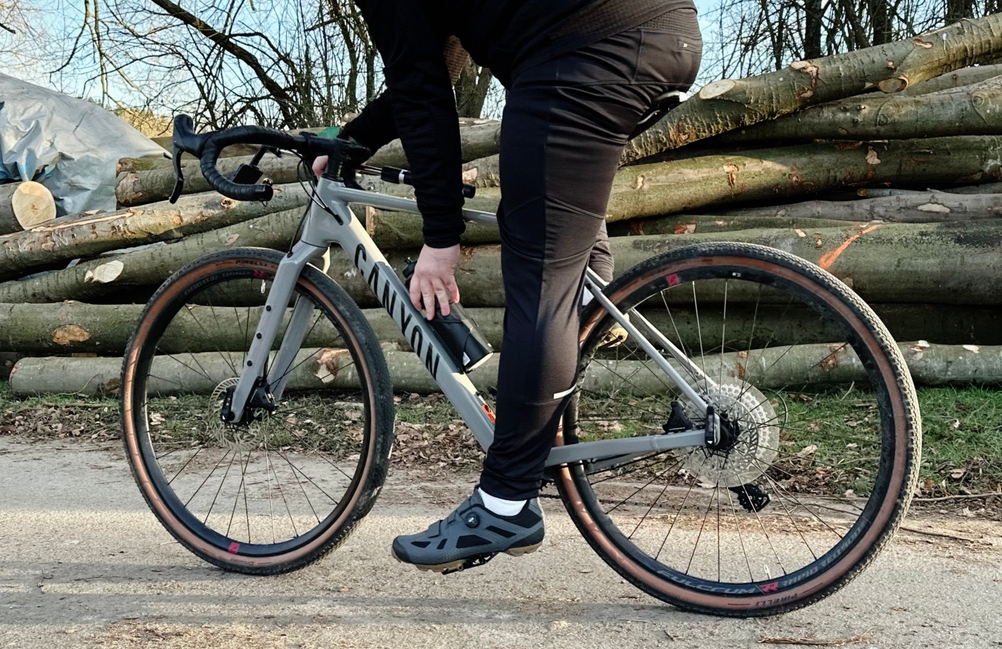 Eine Hand greift nach der SIGG WMB Sports Trinkflasche. 