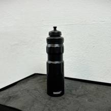 Die SIGG WMB Sports Trinkflasche steht auf einer Werkbank. Die matte Aluminium-Oberfläche und das dezente Logo sind gut sichtbar.