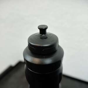 Nahaufnahme des Mundstücks der SIGG WMB Sports Trinkflasche. Das Ventil ist ausgezogen und zeigt die gummierte Dichtung.