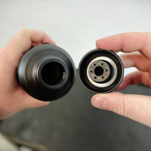 Der Deckel der SIGG WMB Sports Trinkflasche ist abgeschraubt und zeigt das große Gewinde sowie das Innenleben des Deckels.
