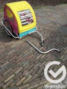 Getesteter Fahrradanhänger mit einer zusätzlichen Befestigungsstange für ein Vorderrad.