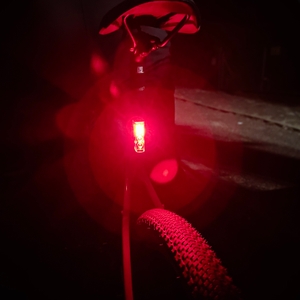 Das Cateye GVolt 60 Rücklicht leuchtet rot in der Dunkelheit. Die starke Helligkeit sorgt für eine gute Sichtbarkeit im Straßenverkehr.
