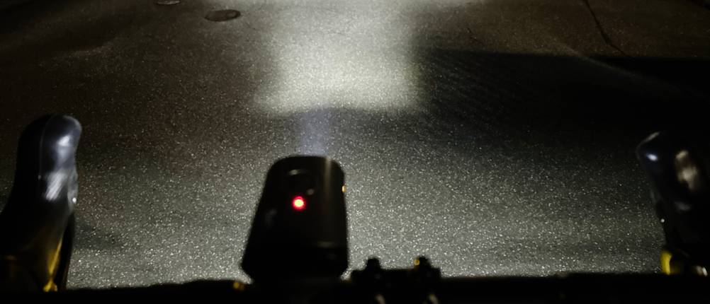Das Deilin BL12 leuchtet eine dunkle Straße aus. Der Lichtkegel zeigt eine deutliche Ausleuchtung mit klarer Begrenzung.