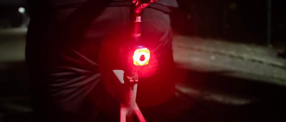 Das Deilin BL12 Rücklicht leuchtet rot in der Dunkelheit. Die Helligkeit sorgt für eine gute Sichtbarkeit im Straßenverkehr.