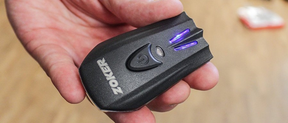 Fahrradbeleuchtung im Test: Fahrradlampe mit Einschaltautomatik in der Hand