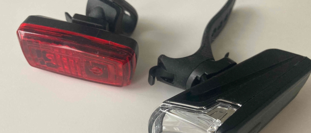 Fahrradbeleuchtung im Test: rote und weiße Fahrradlampe auf einem Tisch