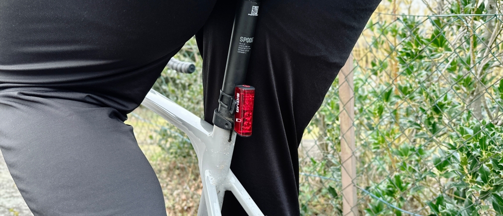 Das Rücklicht des Sigma Sport Aura 80 Blaze ist an der Sattelstütze eines Fahrrads befestigt. Es sorgt für bessere Sichtbarkeit im Straßenverkehr.