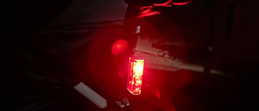 Das Rücklicht des Sigma Sport Aura 80 Blaze leuchtet im Dunkeln. Die rote LED sorgt für eine gute Sichtbarkeit im Straßenverkehr.