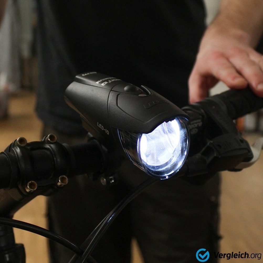 Fahrradbeleuchtung im Test: Nahaufnahme einer Vorderleuchte 