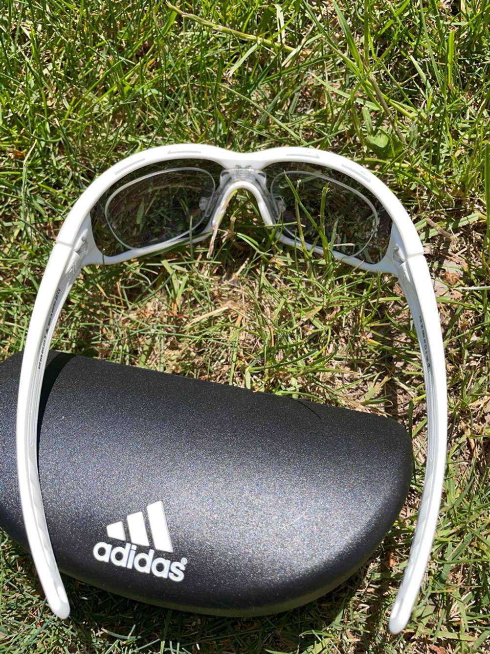 Fahrradbrille für Brillenträger auf dem Etui liegend.